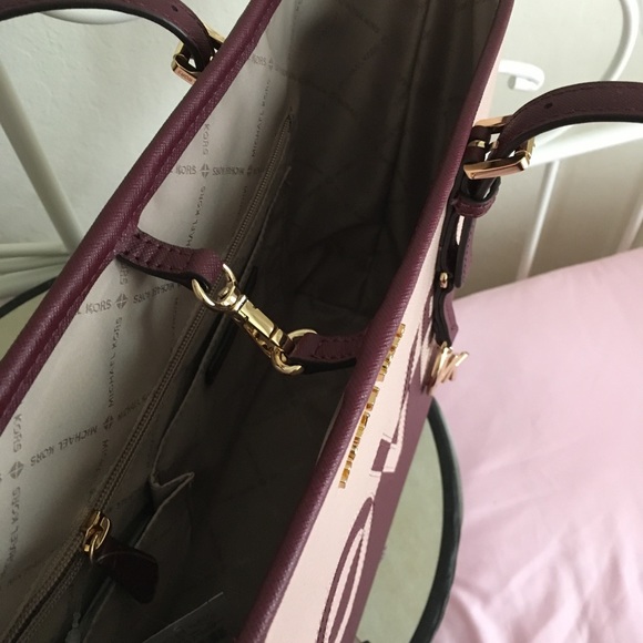 On Sale!!๐๐Michael Kors Medium tote๐๐ - Picture 5 of 8